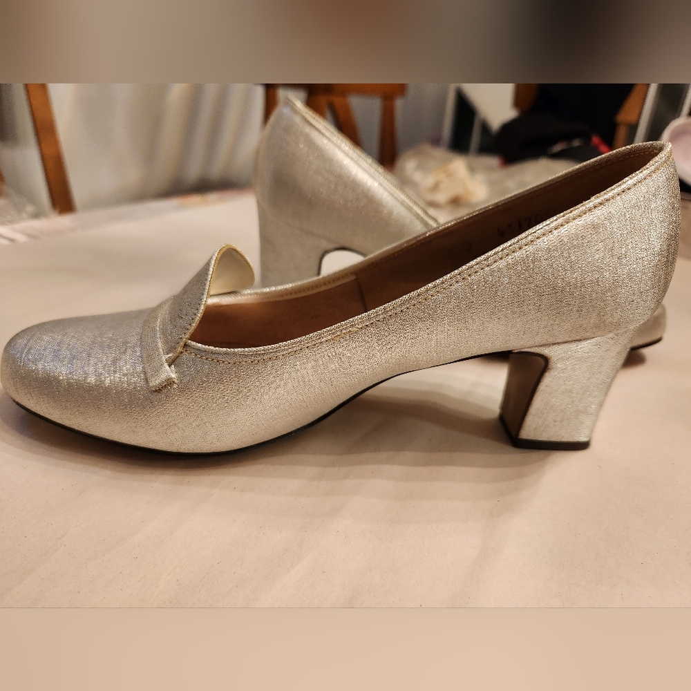 Vintage Silver American Girl Pumps - Size 6, 2.5" Heel - Picture 10 of 11